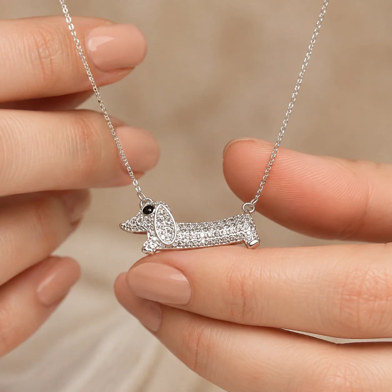 Gargantilla de Plata 925 con Perro Salchicha y Cubics – Teckel