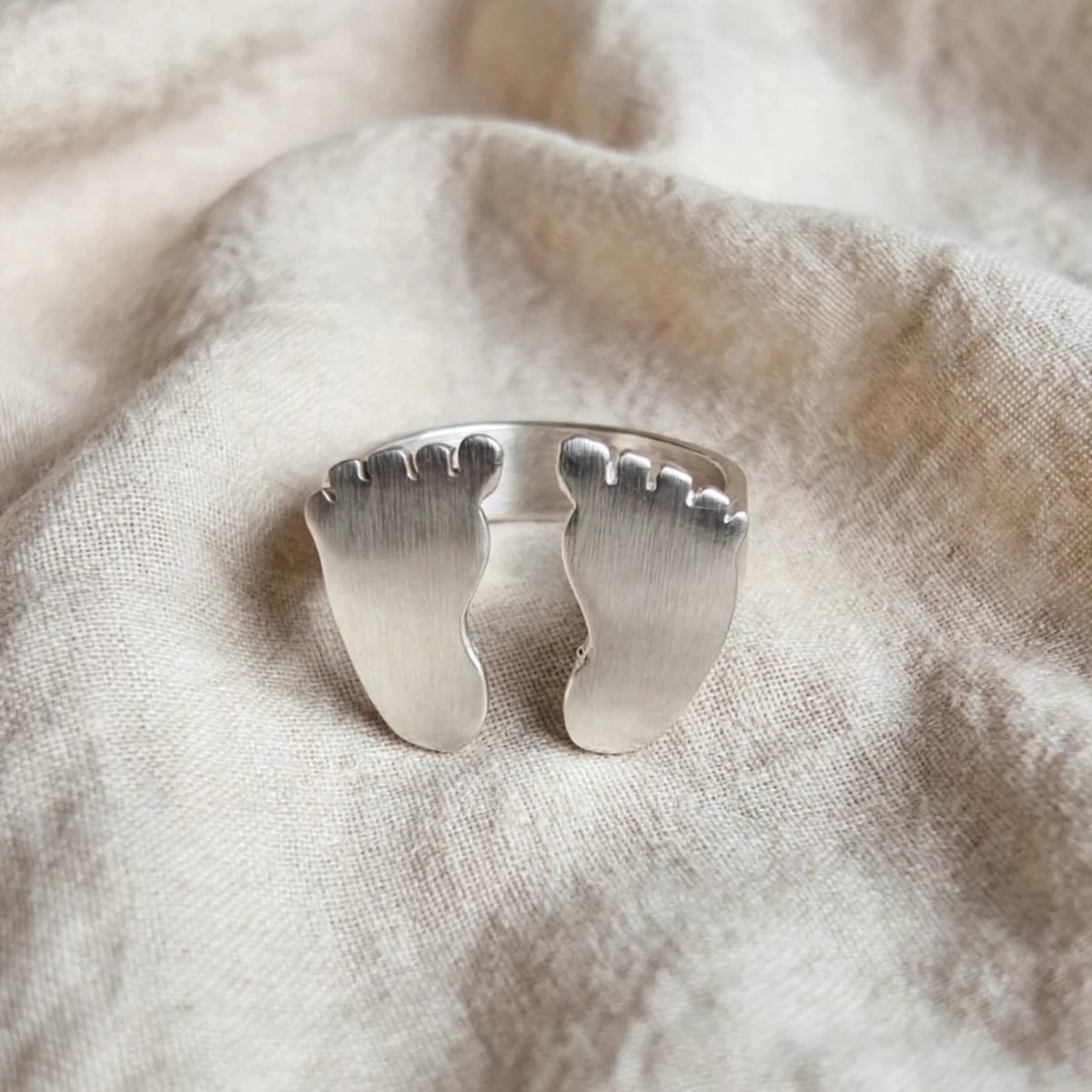 Anillo Ajustable de Plata 925 con Piecitos de Bebé –Dulce Huella