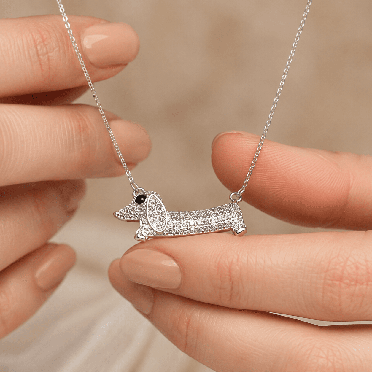 Gargantilla de Plata 925 con Perro Salchicha y Cubics – Teckel