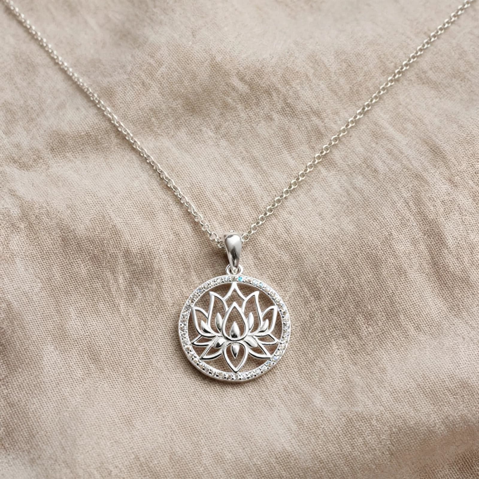 Collar de Plata 925 con Dije Flor de Loto y Circonias – Renacer
