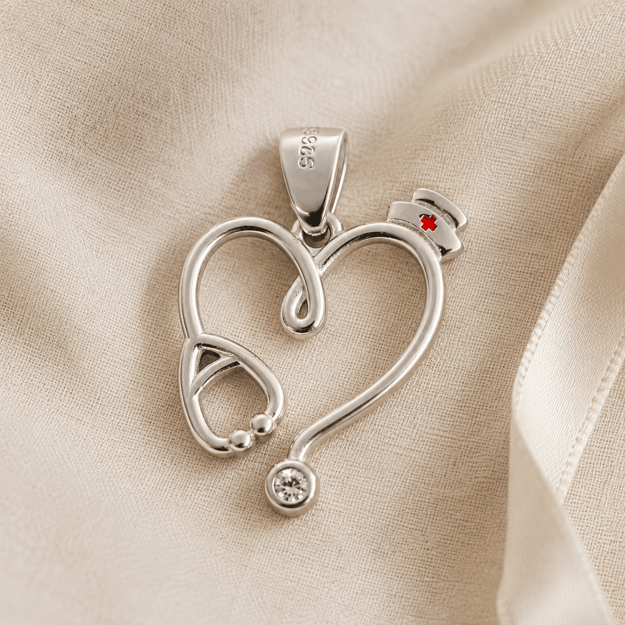 Dije Plata 925 Estetoscopio y Corazón – Enfermera